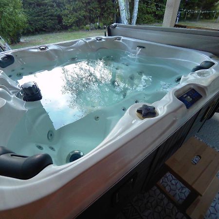 Maison chaleureuse en pleine campagne avec jacuzzi Avensan Extérieur photo