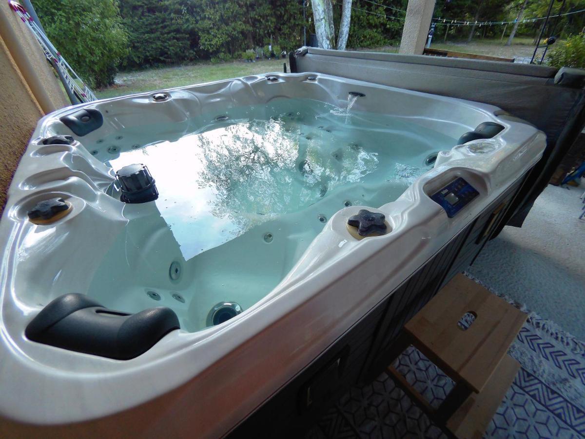 Maison chaleureuse en pleine campagne avec jacuzzi Avensan Extérieur photo