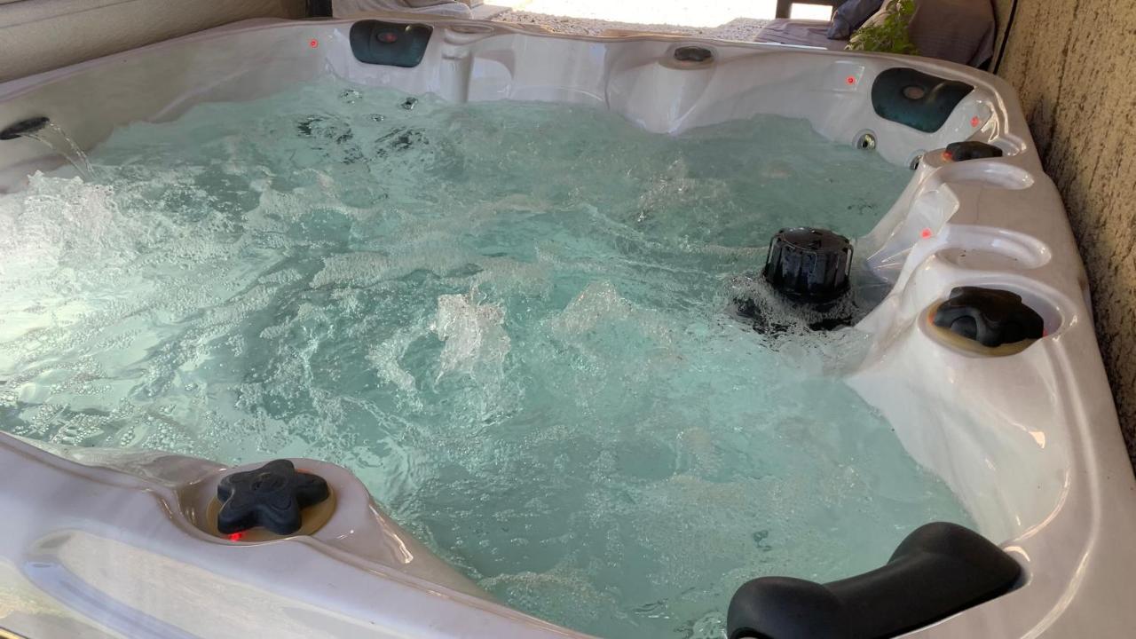 Maison chaleureuse en pleine campagne avec jacuzzi Avensan Extérieur photo